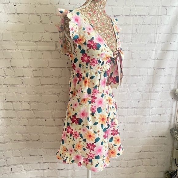 Allover Floral Knot Top with Shorts- Set - Picture 5 of 12